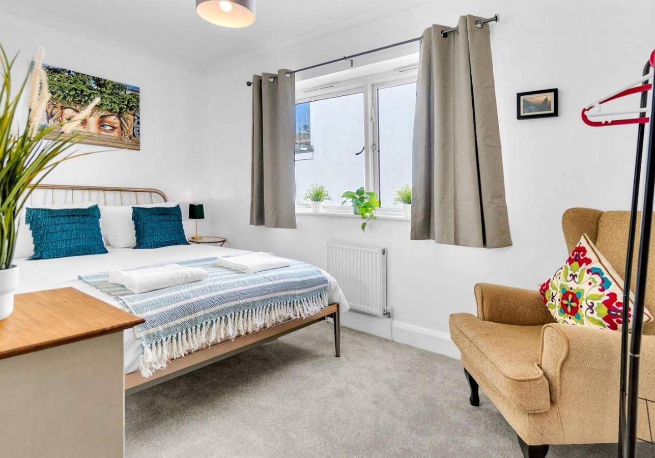 Golden Sunset House Free Parking | By My Getaways in Hove, Brighton