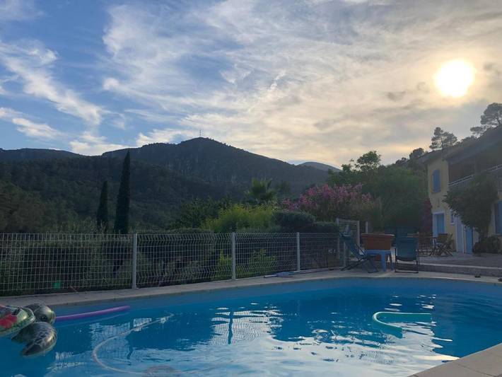 Appartement de vacances pour 4 personnes, avec vue et terrasse ainsi que jardin et piscine
