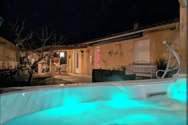 Location de vacances pour 6 personnes, avec jacuzzi à Carnoules