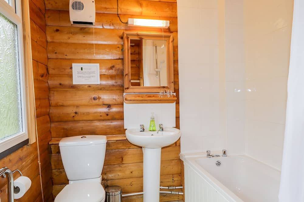 Eagle Lodge, pet friendly, with a garden in Strathpeffer in Strathpeffer, Highlands