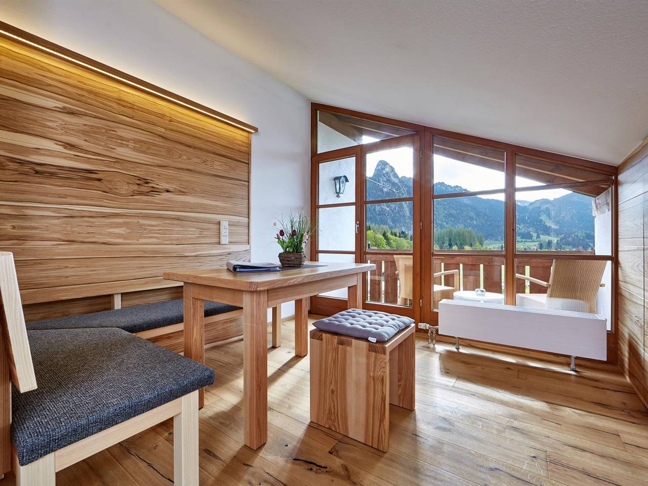 Ganze Ferienwohnung, Appartements Christiane Knöpfle - Ferienwohnung Bergwelt (2 Schlafz.) in Oberammergau, Bayerische Alpen
