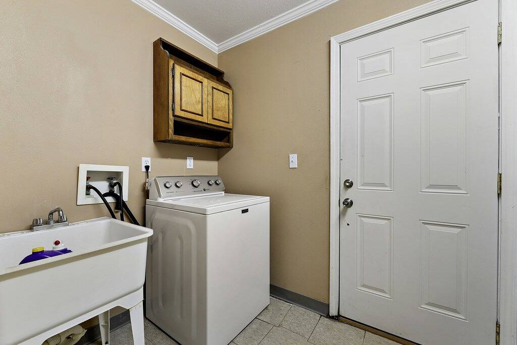 4 Schlafzimmer, 3 Bäder, großer Pool, auf einer Halbinsel die Straße runter von Casinos in Mississippi Gulf Coast