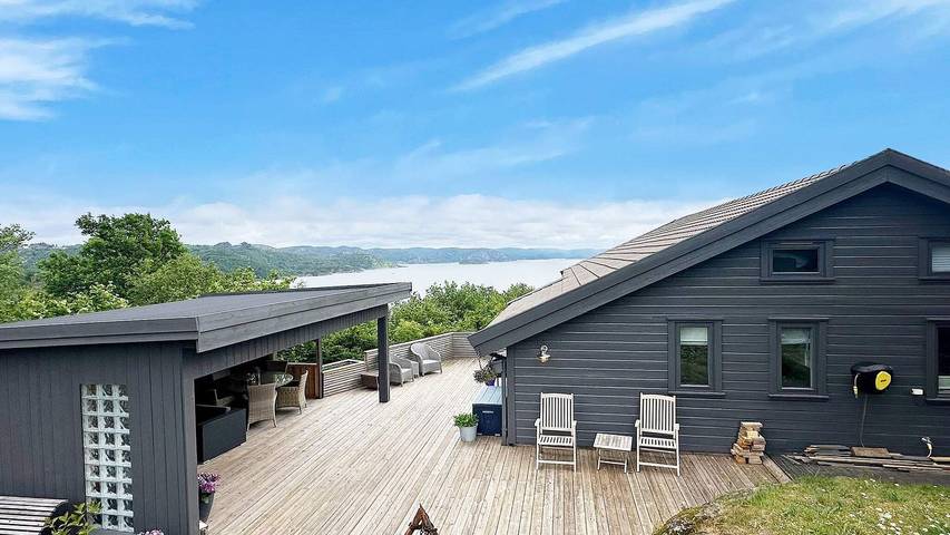 Ferienhaus für 9 Personen, mit Ausblick und Terrasse in Lyngdal