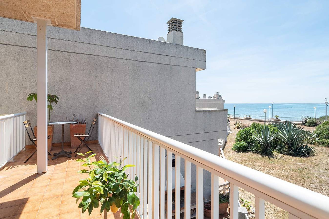 Vakantiehuis "Huis in eerste lijn van zee" met tuin, terras & gedeeld zwembad in el Balmí Gran (Sitges), Sitges
