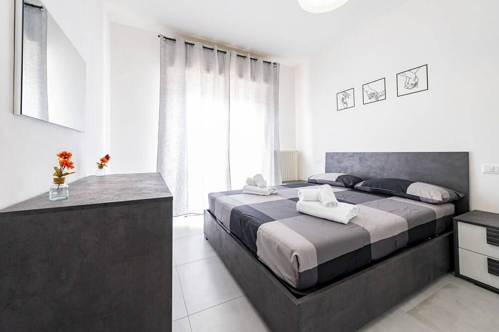 Entire apartment, Guesthost - Comfortable 55 sqm apartment, able to accommodate up to 3 people, located on the second floor of a building without a lift.The property is located in Montesilvano, a few kilometers from Pescara, in a quiet residential area full of services. F in Montesilvano Marina, Montesilvano