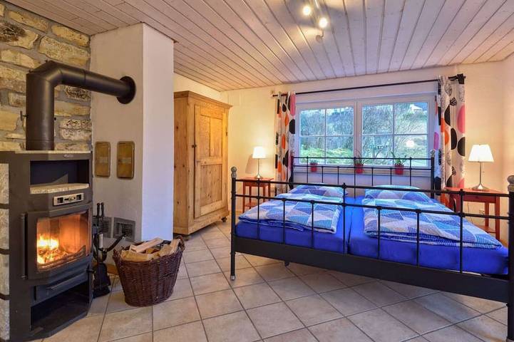 Wohlfühl-Holzhaus mit Sauna, Wlan, Ofen, Garten, Bbq, Spielplatz, eingezäunt, direkt am Wald in Enzklösterle, Nordschwarzwald