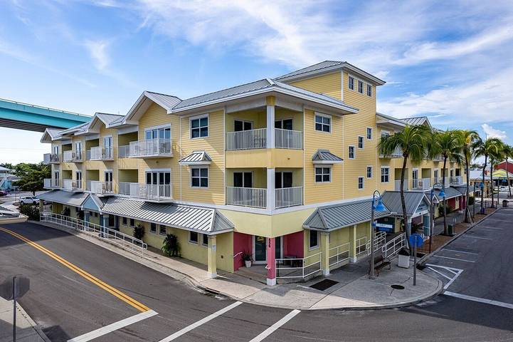 Vacation rental for 4 people, with pool and hot tub as well as balcony in Fort Myers Beach