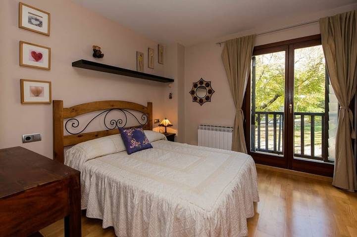 Belle maison de vacances avec WIFI, piscine privée, TV, terrasse et animaux admis in La Seu d'Urgell, Pyrénées catalanes