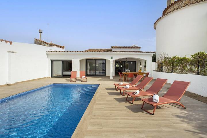 Casa rural para 6 personas, con terraza además de jardín y vistas en Ampuriabrava - 4
