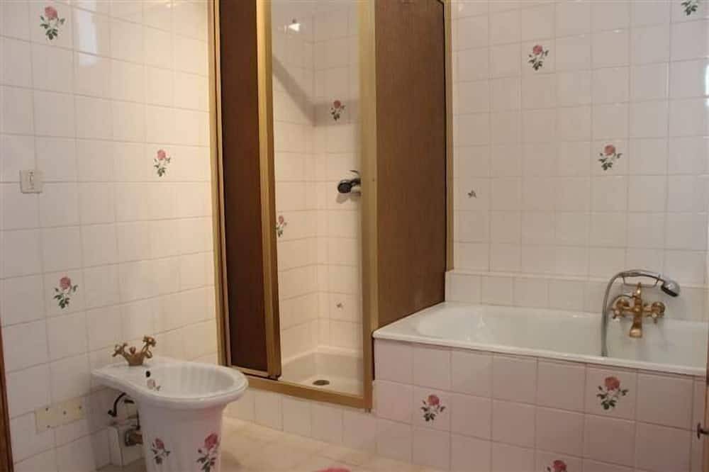 Rocabel\" holiday home with water views in Gattières, Cannes region