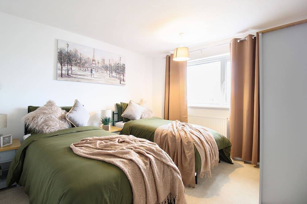 Virexxa Aylesbury Centre - Deluxe Suite - 3Bed House with Free Parking in Aylesbury, Buckinghamshire