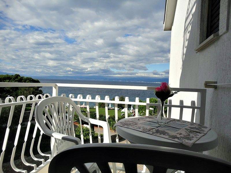 Apartament dla 2 osób z balkonem z widokiem na morze in Malinska-Dubašnica, Krk