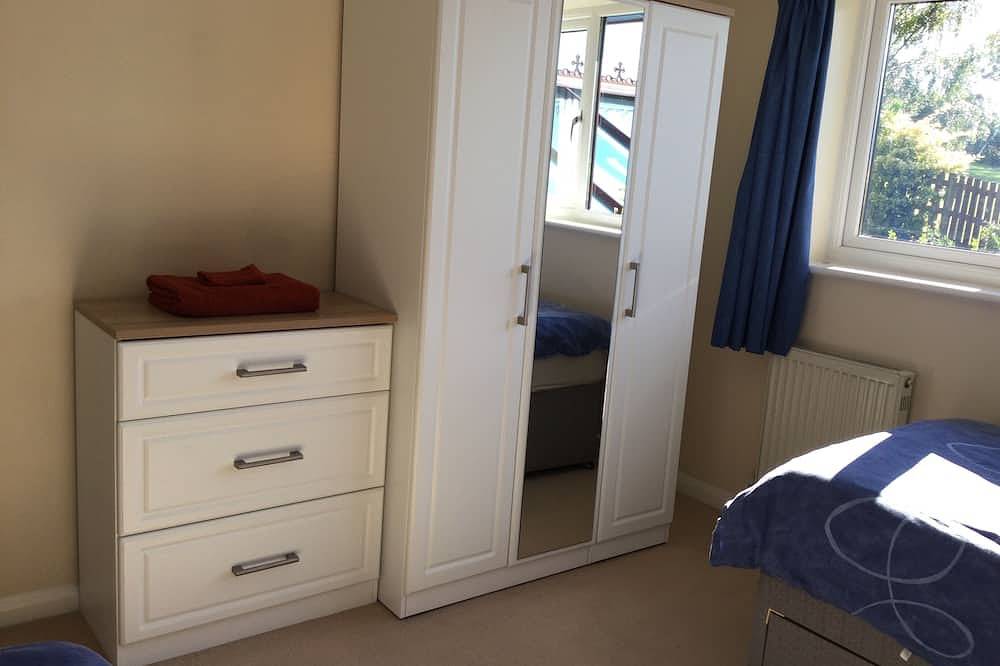 Well Equipped Family Holiday Home With Garden In A Quiet rural location. in Sutton (Kent), Kent
