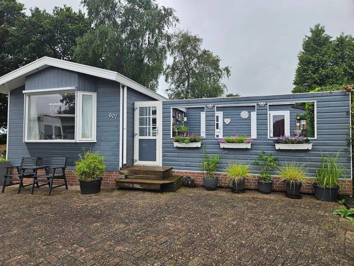 Chalet voor 2 personen, with terras and uitzicht op het meer as well as zwembad and uitzicht in Friesland