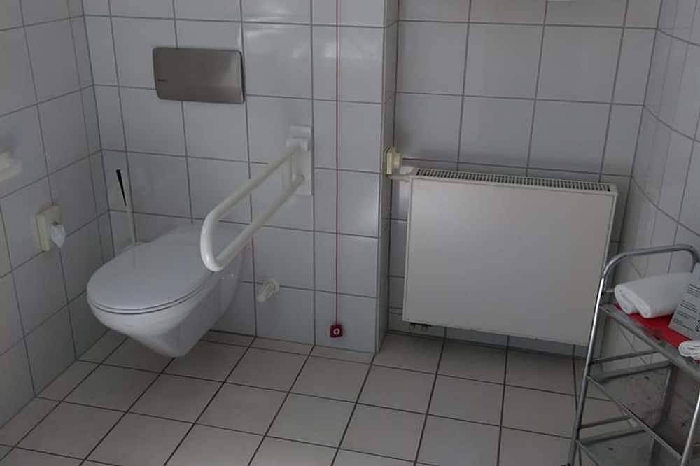 Zweibettzimmer behindertengerecht - euvea Freizeit- und Tagungshotel ggmbh in Neuerburg, Eifelkreis Bitburg-Prüm
