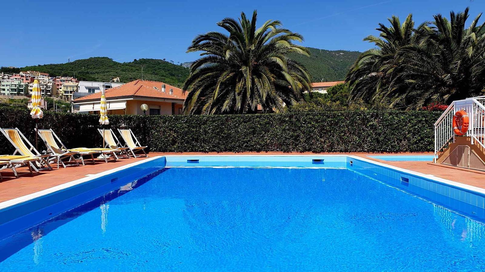 Appartamento intero, Appartamento con aria condizionata e piscina  in Pietra Ligure, Comune di Pietra Ligure