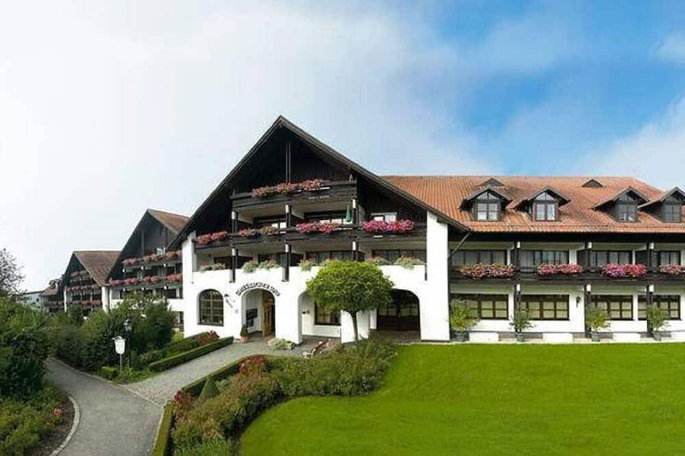 Entire apartment, Apartment with glazed dormer window - bathrobe access to the thermal baths possible. in Bad Griesbach im Rottal, Eastern Bavaria