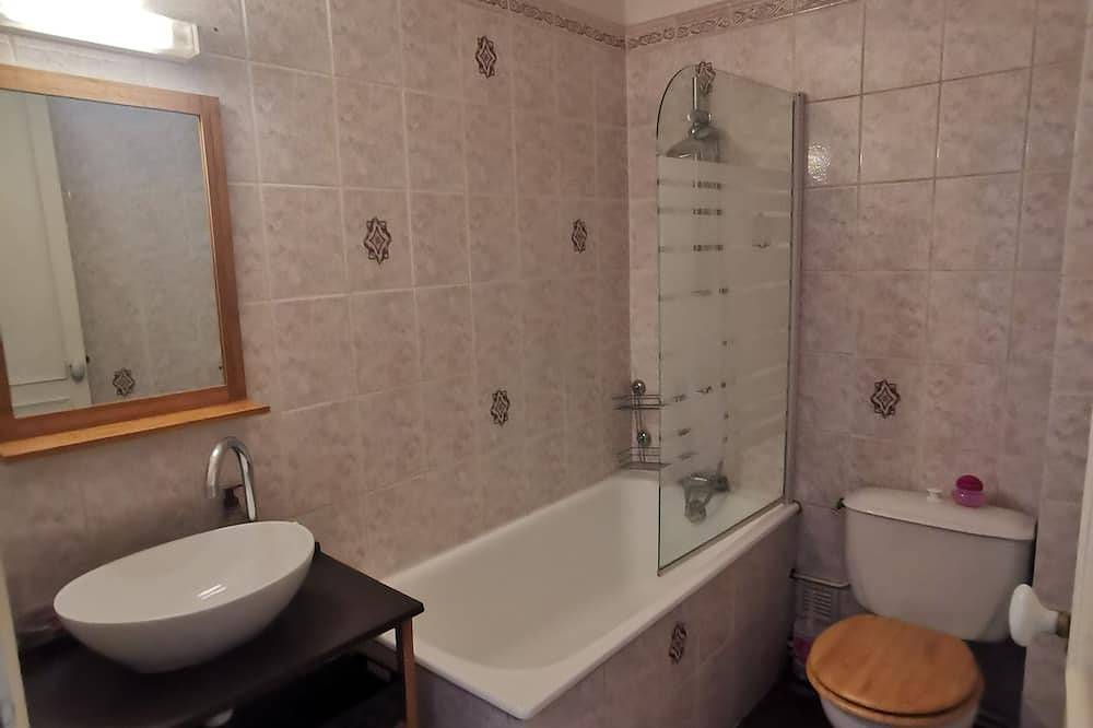 Entire apartment, Furnished rental in Vichy with private courtyard and parking space in Vichy, Vichy region