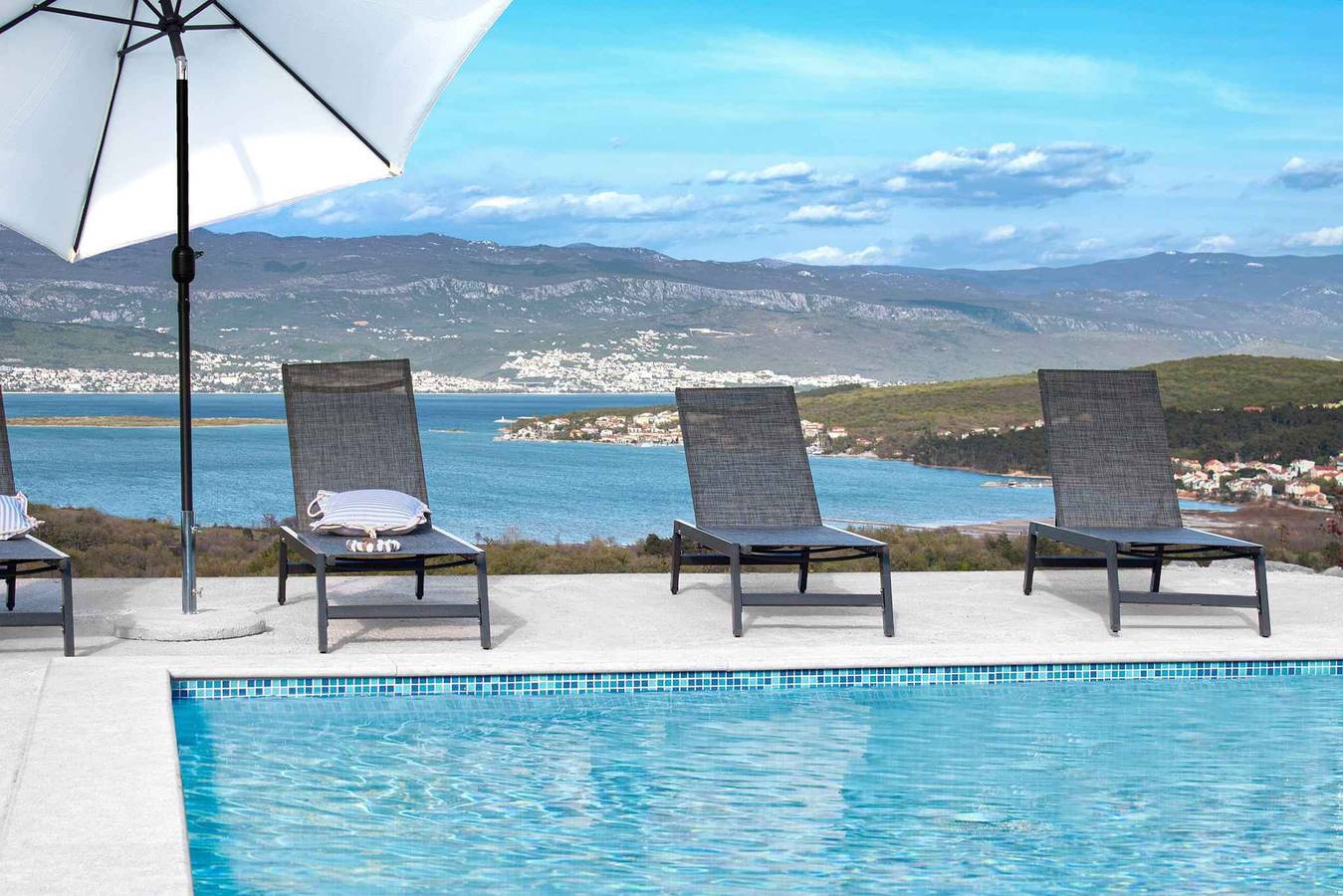 Ganze Ferienwohnung, Ferienwohnung mit Pool und Meerausblick  in Krk