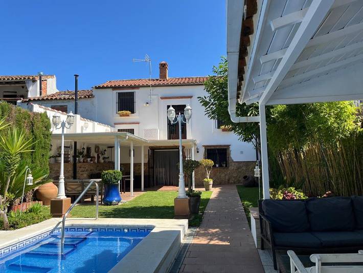 Casa rural para 6 personas, con jardín además de vistas y piscina en Castaño del Robledo