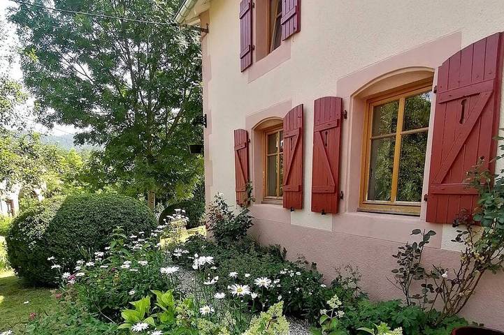 Gîte pour 12 personnes, avec jardin à Taintrux
