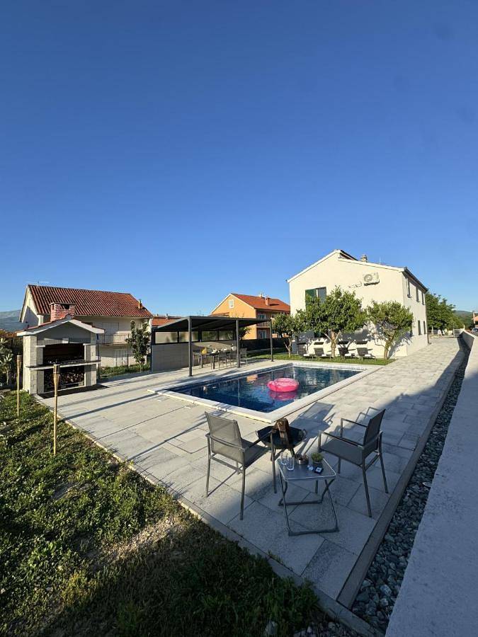 Ferienwohnung für 5 Personen, mit Balkon und Terrasse sowie Garten und Pool