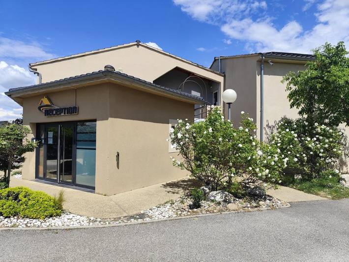 Appart’hôtel pour 3 personnes, avec Terrasse et Jardin à Le Pontet