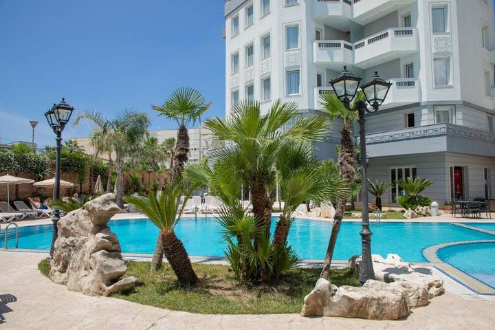 Hôtel pour 2 personnes, avec bassin pour enfant et piscine ainsi que jardin et vue