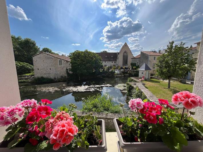 Chambre d’hôte pour 10 personnes, avec Terrasse et Jacuzzi ainsi que Jardin et Vue à Nanteuil-en-Vallée