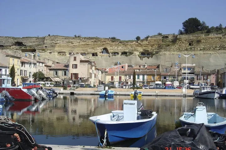 Maison troglodyte classée 3* en Provence, atypique avec vue sur l'Etang de Berre in Saint-Chamas, Côte méditerranéenne (France)