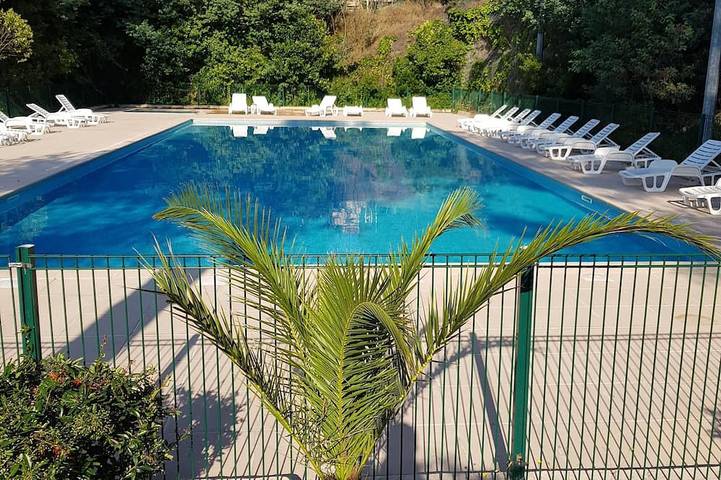 Location de vacances pour 4 personnes, avec balcon ainsi que piscine et jardin dans Boulouris