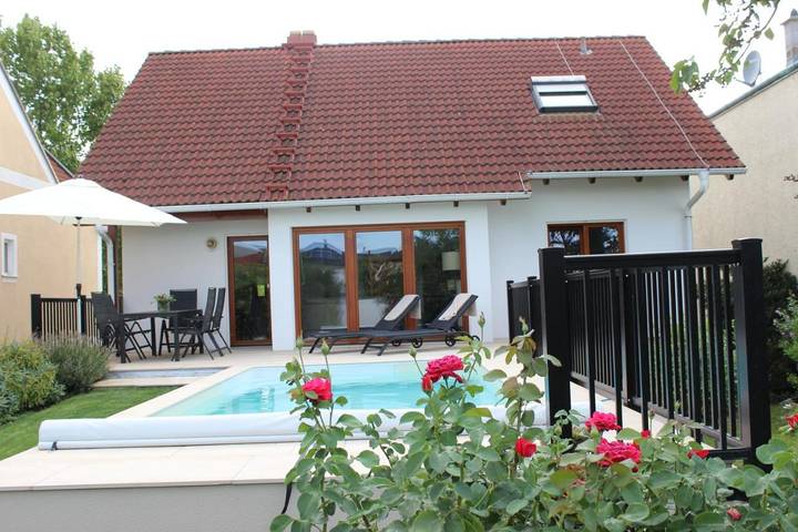 Ferienhaus für 8 Personen, mit Terrasse und Garten sowie Pool und Ausblick in Illmitz