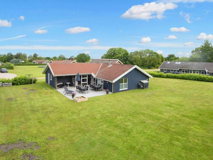 Ferienhaus für 12 Personen, mit Whirlpool und Terrasse sowie Garten und Pool in Nordborg