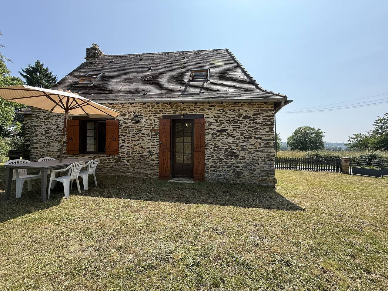 Casa de piedra auténtica con jardín en el corazón del Périgord Verde in Angoisse, Périgord Vert
