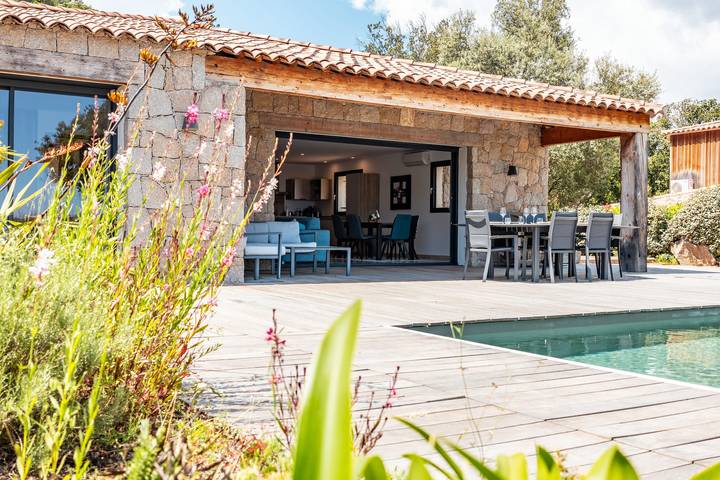 Location de vacances pour 8 personnes, avec jardin ainsi que piscine et terrasse à Zonza - 3