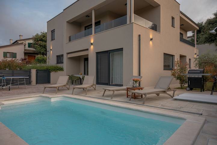 Ferienhaus für 6 Personen, mit Balkon und Garten sowie Pool - 1