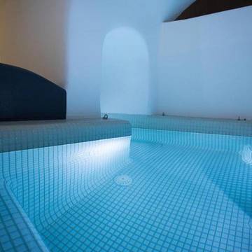 Cottage pour 5 personnes, avec jardin ainsi que piscine et jacuzzi à Megalochori