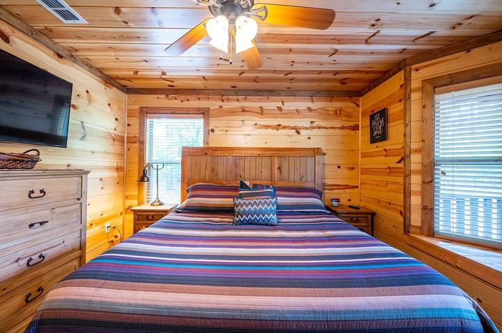 Log cabin for 16 people, with balcony and hot tub in Broken Bow