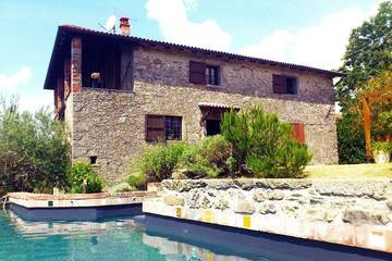 Cottage pour 8 personnes, avec jardin ainsi que jacuzzi et balcon à Castiglione di Garfagnana