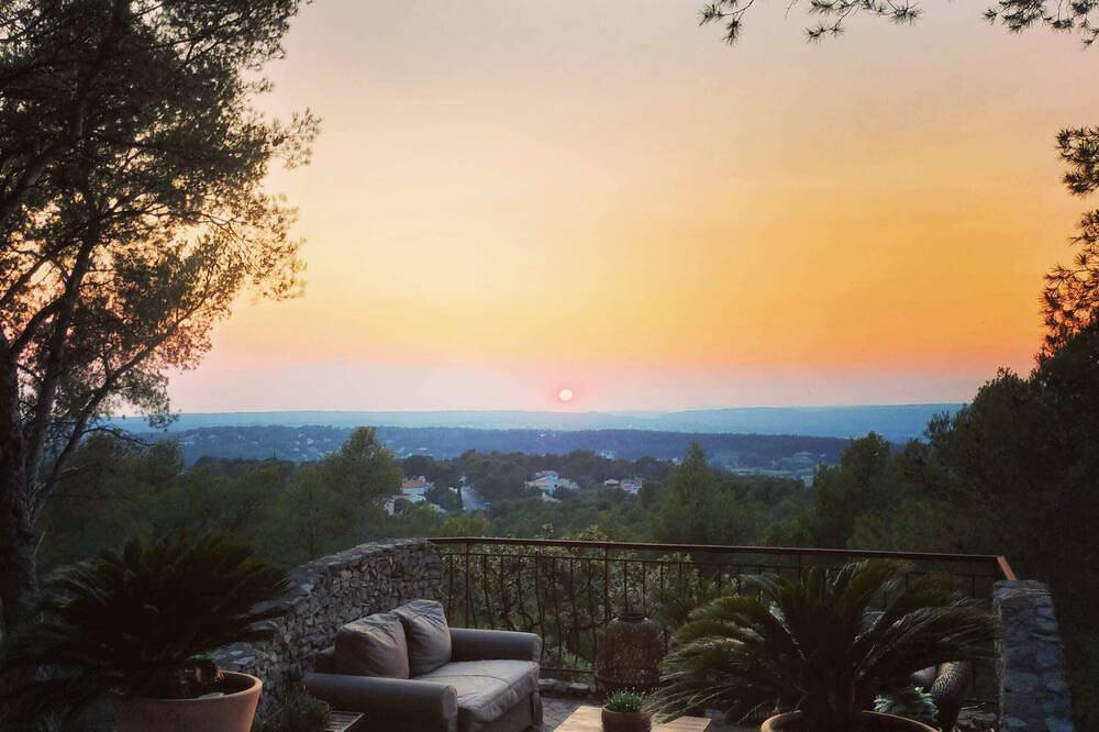 Entire apartment, Le Moulin Rouge Provençal : charming old windmill with hot tub close to Aix in Bouc-Bel-Air, Aix-en-Provence region