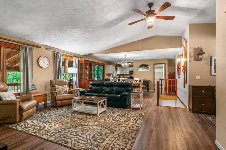 Vacation home for 12 people, with yard and balcony as well as lake view, with pets in Michigan