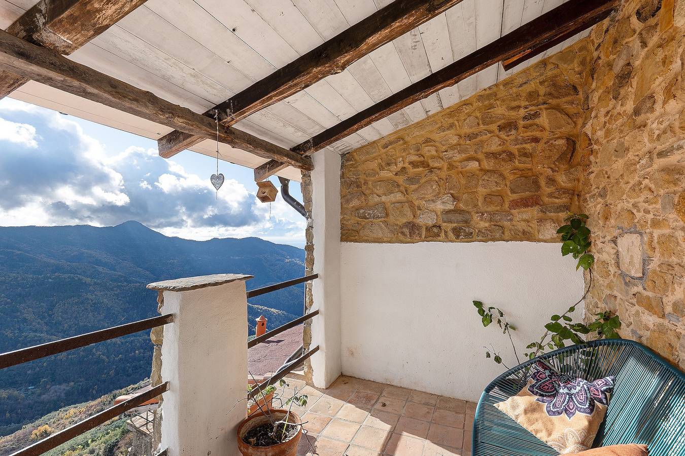 Casa Vacanze 'Unità 8' con Vista Montagna e Terrazza Privata in Baiardo, Alpi Liguri