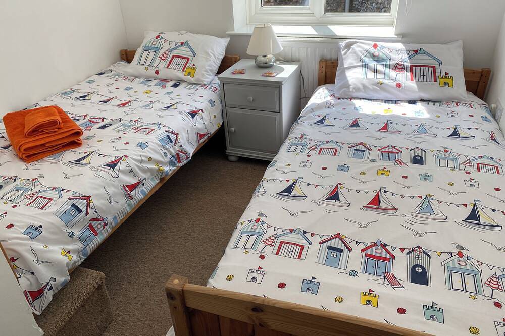 Warm and Cosy Cottage , 150yds from Holt centre with free Parking! Dog friendly in Holt, Norfolk Coast