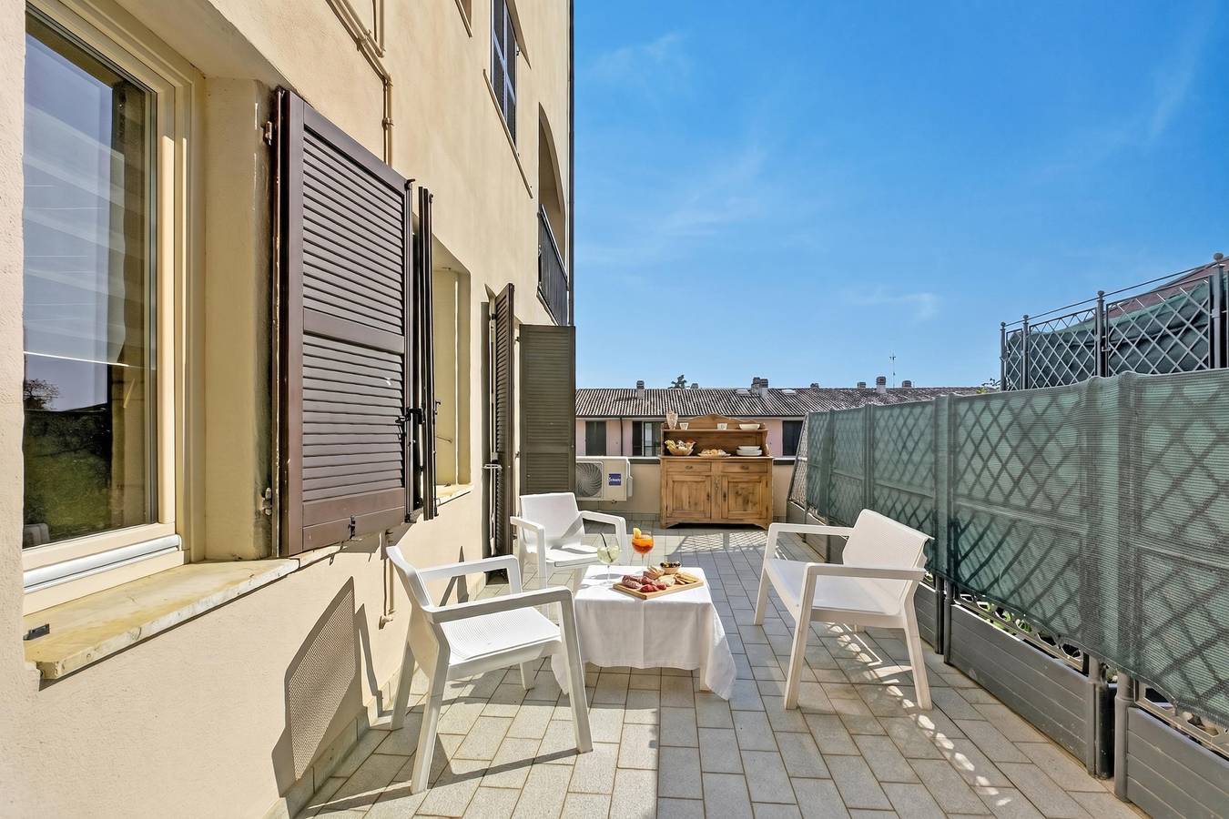 Appartamento intero, Incantevole appartamento con 1 camera da letto e balcone vicino alla spiaggia e alla vita notturna in Desenzano del Garda, Prealpi Gardesane