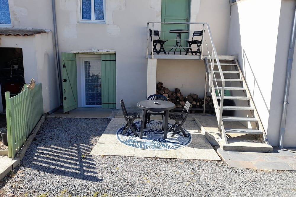 Ganze Wohnung, 2 to 4-person apartment 300 m from town center and 200 m from château, very quiet location. in Surgères, Rochefort und Umgebung