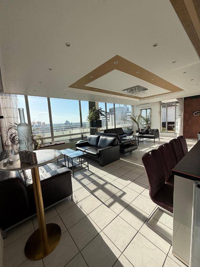 Ferienwohnung für 7 Personen, mit Balkon und Terrasse sowie Sauna und Ausblick in Neuss