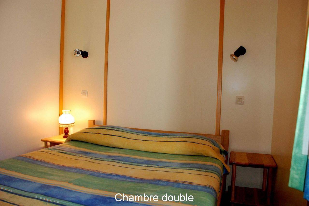 Chalet Lilas avec vue sur les montagnes, piscine partagée et Wi-Fi in Blavignac, Région de Mende