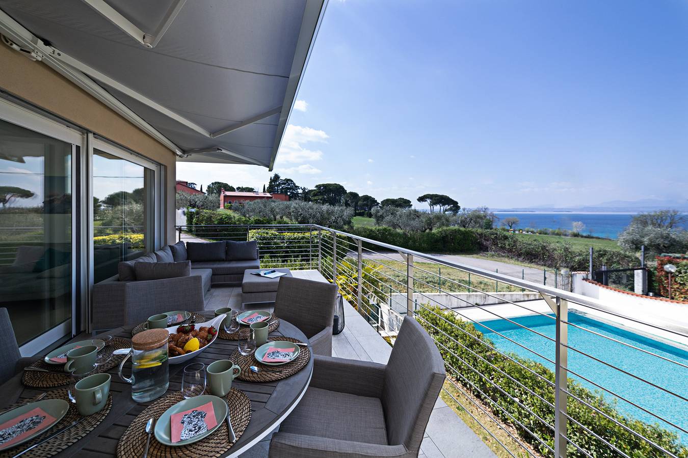 Regarda - luxus "Villa Julia" Stillvoll eingerichtet, mit Schwimmbad und traumhaften Seeblick in Lazise, Gardasee-Berge