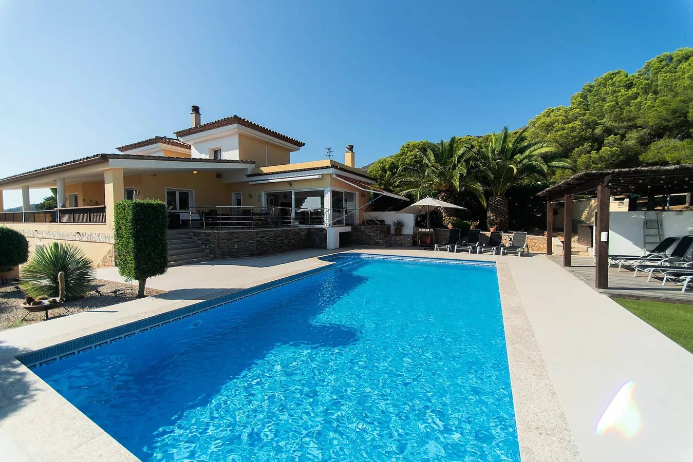 Villa de lujo con aire acondicionado, TV y cerca de restaurantes in Palau Sabardera, Alt Empordà