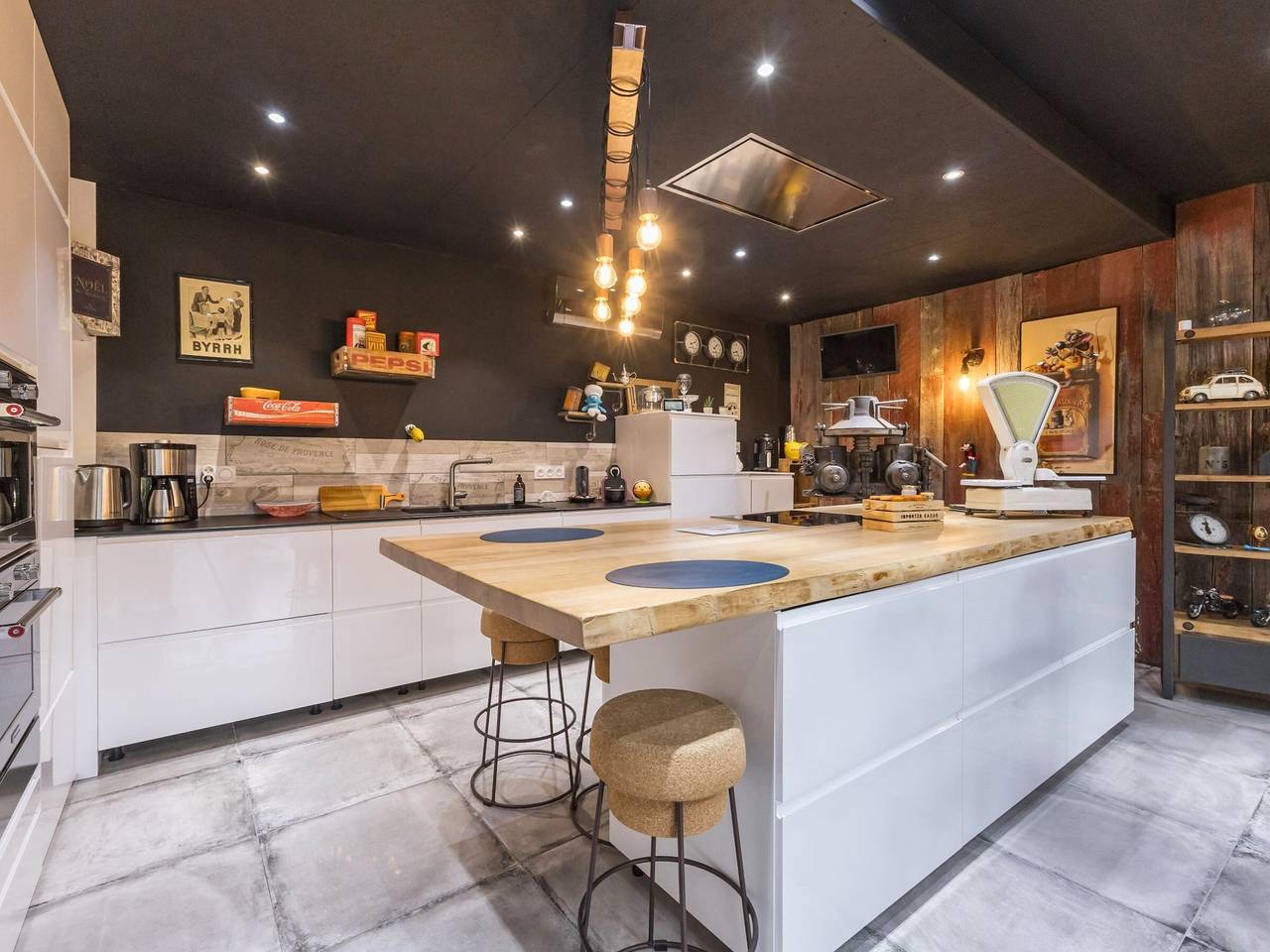 Industrial-style gîte near Grandlieu Lake, private parking in Saint-Mars-de-Coutais, Nantes region